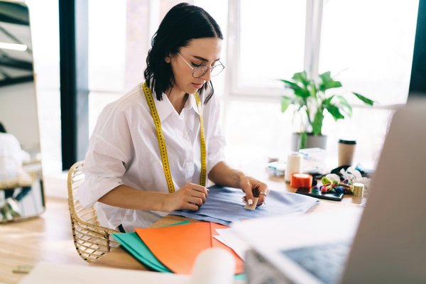 Comment concevoir un espace de bricolage compact et bien organisé dans un garage ?