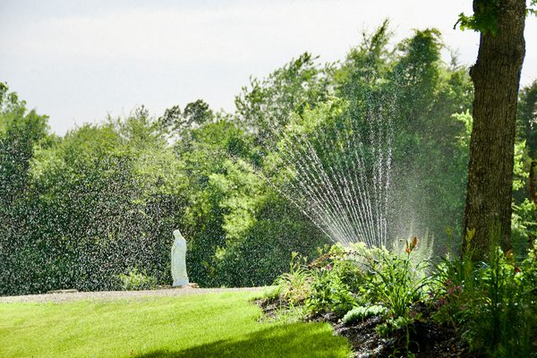 Comment concevoir un jardin de pluie pour gérer les eaux pluviales en milieu urbain?