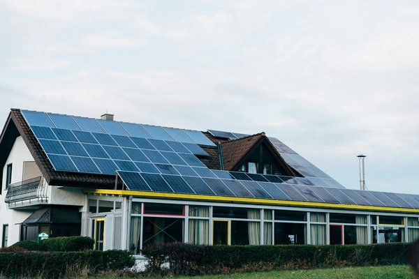 Comment choisir et installer des panneaux photovoltaïques pour une maison individuelle?