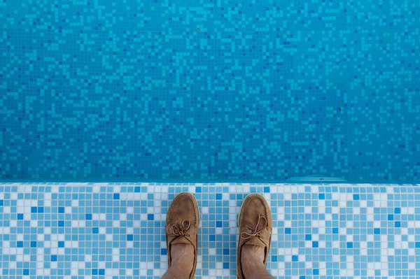 Quels sont les avantages des piscines en béton armé par rapport aux piscines en coque?