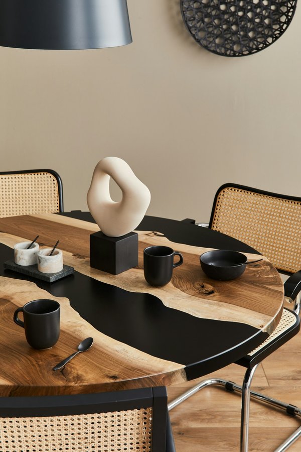 Découvrez la table rivière en bois et résine époxy sur mesure